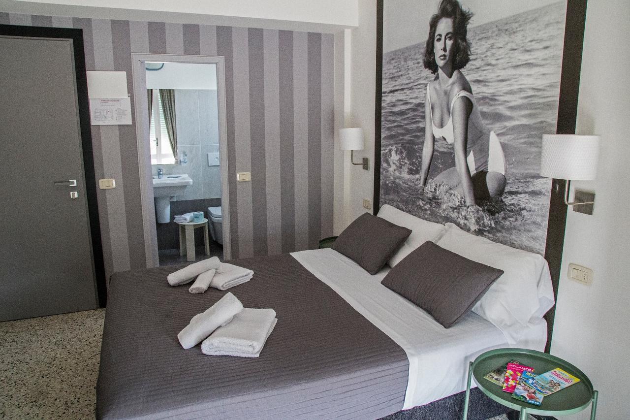 Hotel Hollywood Riccione Eksteriør billede